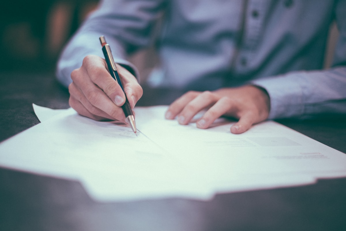 Gestor assinando os documentos de rescisão de uma contratação que não deu certo